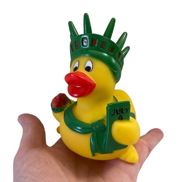 Harvy Huttter co. Other - Statue of Liberty Squeaky Rubber Duck Yellow